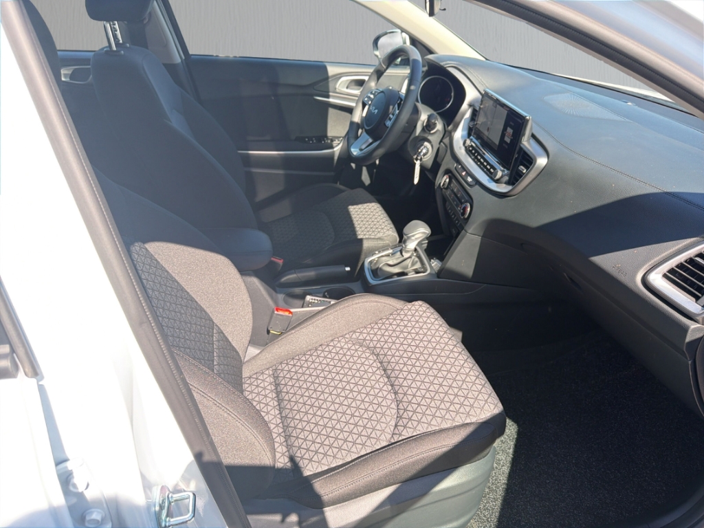 Fahrzeugabbildung Kia Cee'd 1.5 T-GDI DCT Klima R-Kamera SHZ Navi beh.Lenkrad