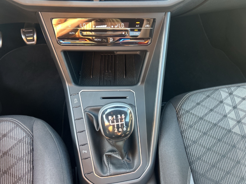 Fahrzeugabbildung Volkswagen Taigo 1.0 TSI R-Line Pano IQ.Light VirtCo ACC PDC