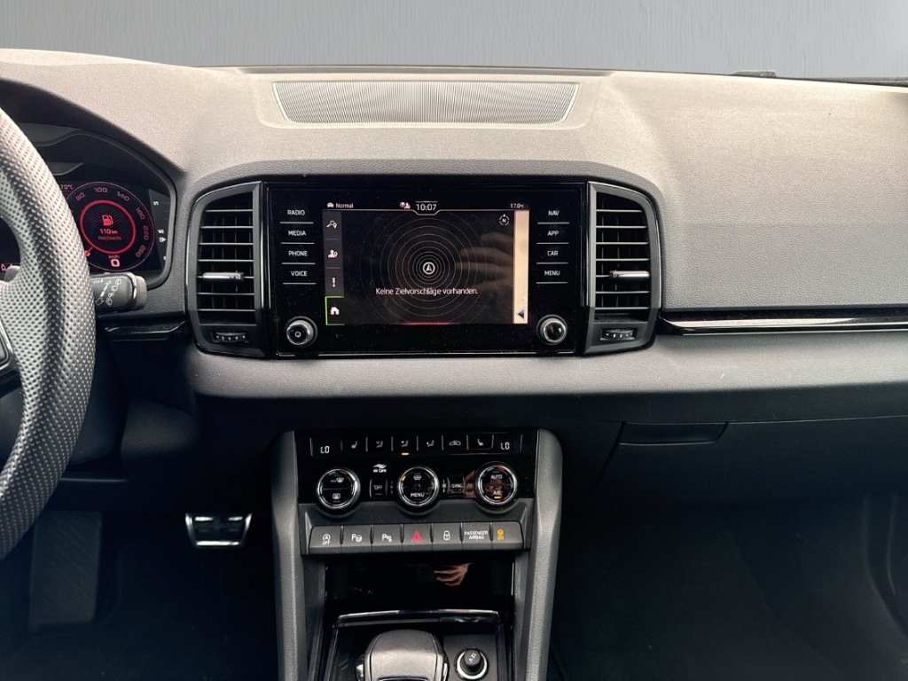 Fahrzeugabbildung SKODA Karoq 1.5 TSI Sportline DSG Apple CarPlay Temp