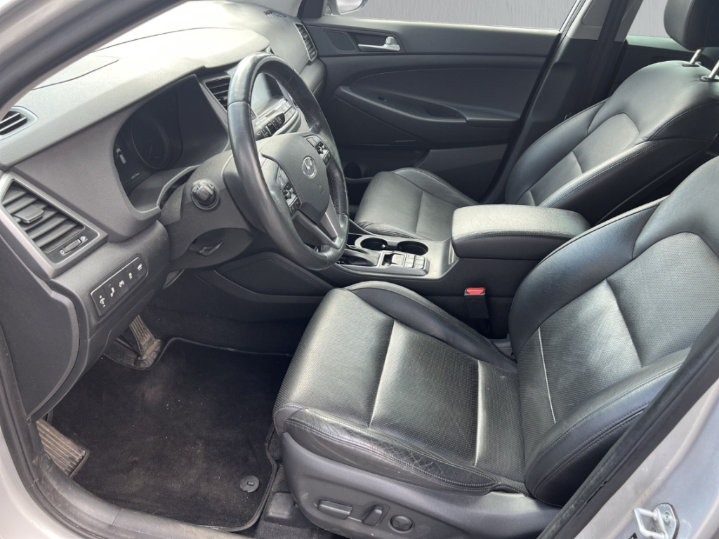 Fahrzeugabbildung Hyundai TUCSON 2.0 CRDi 4WD R-Kam SHZ LHZ Pano LED Leder