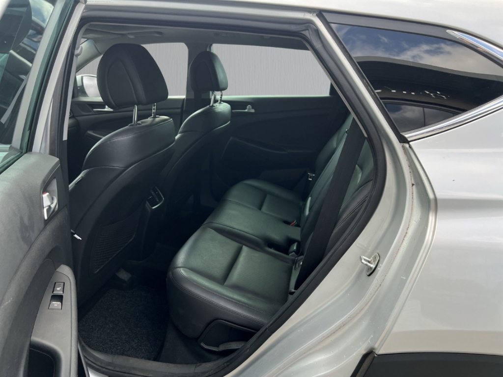 Fahrzeugabbildung Hyundai TUCSON 2.0 CRDi 4WD R-Kam SHZ LHZ Pano LED Leder