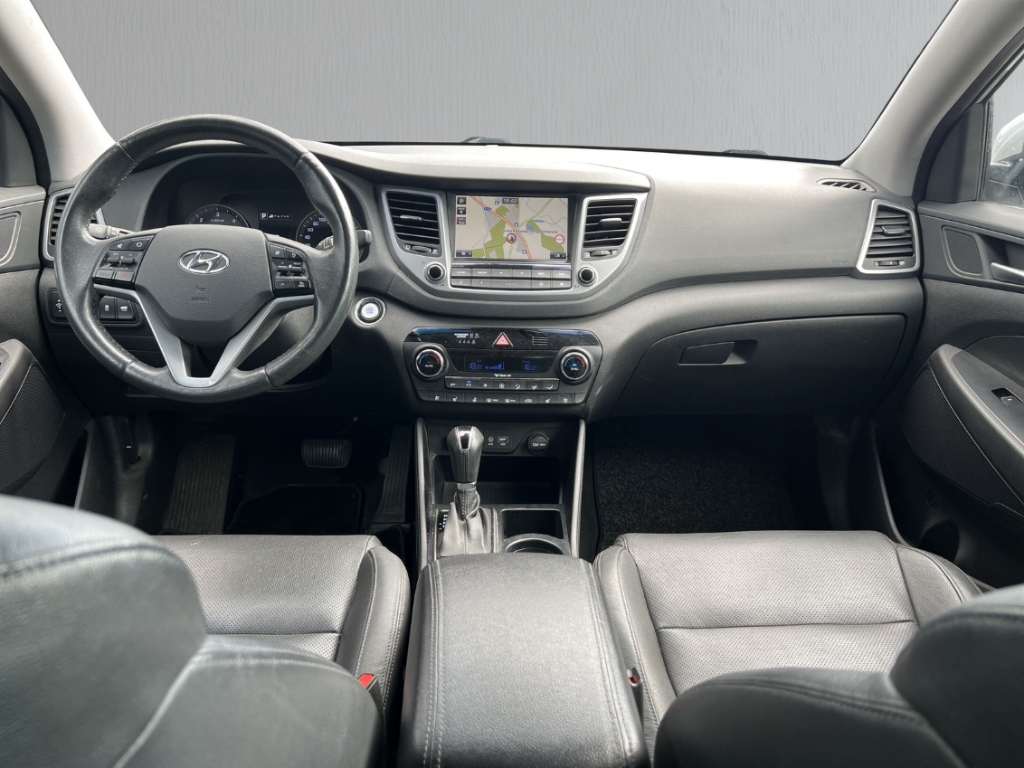 Fahrzeugabbildung Hyundai TUCSON 2.0 CRDi 4WD R-Kam SHZ LHZ Pano LED Leder