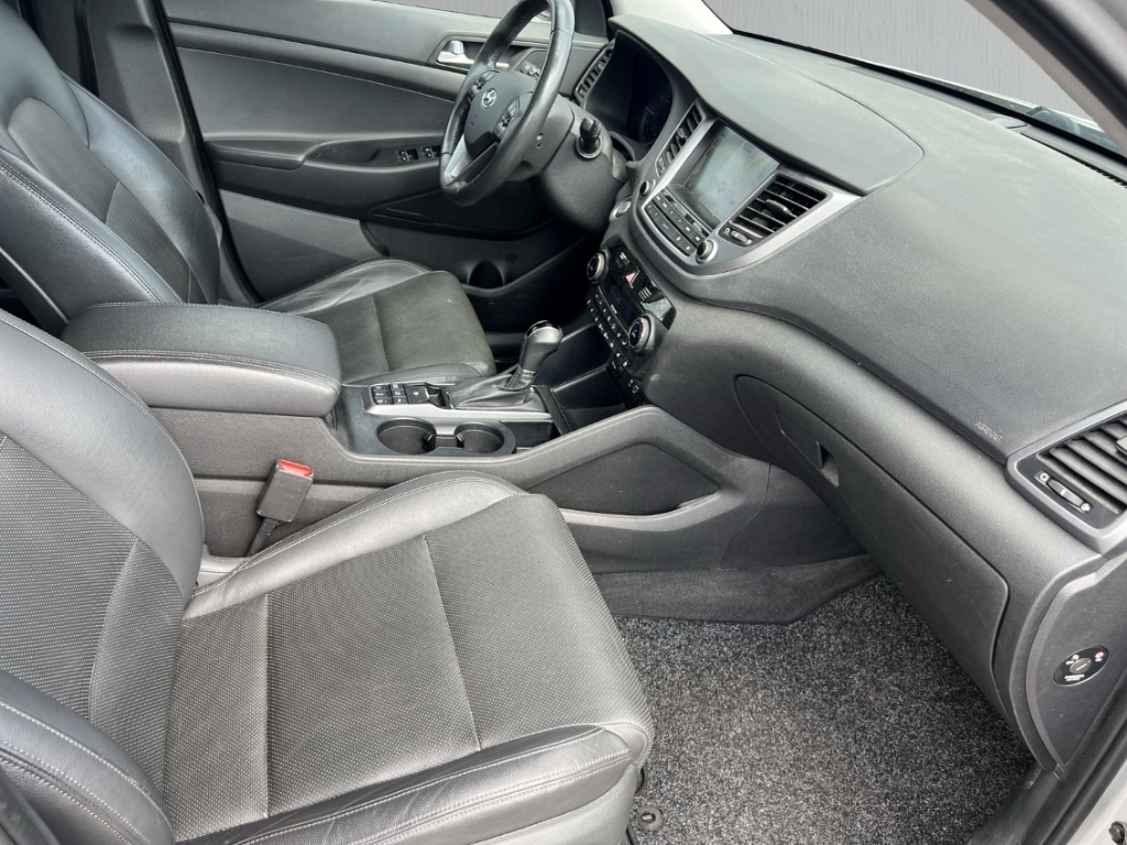 Fahrzeugabbildung Hyundai TUCSON 2.0 CRDi 4WD R-Kam SHZ LHZ Pano LED Leder