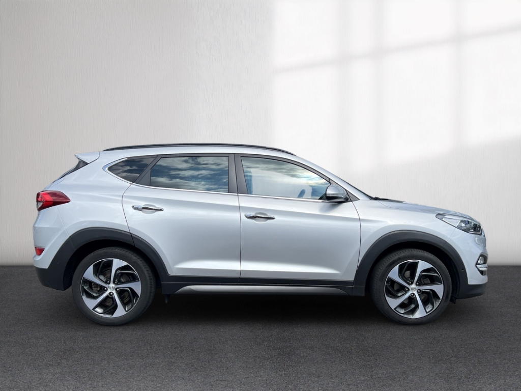 Fahrzeugabbildung Hyundai TUCSON 2.0 CRDi 4WD R-Kam SHZ LHZ Pano LED Leder