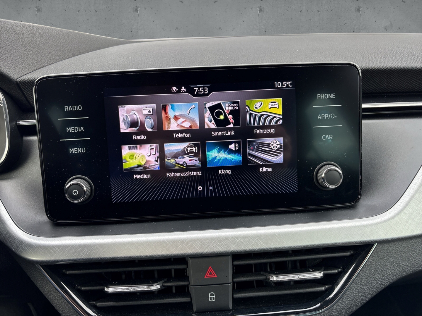 Fahrzeugabbildung SKODA Kamiq Ambition 1.0 TSI TOUR Klima SZH PDC LM17