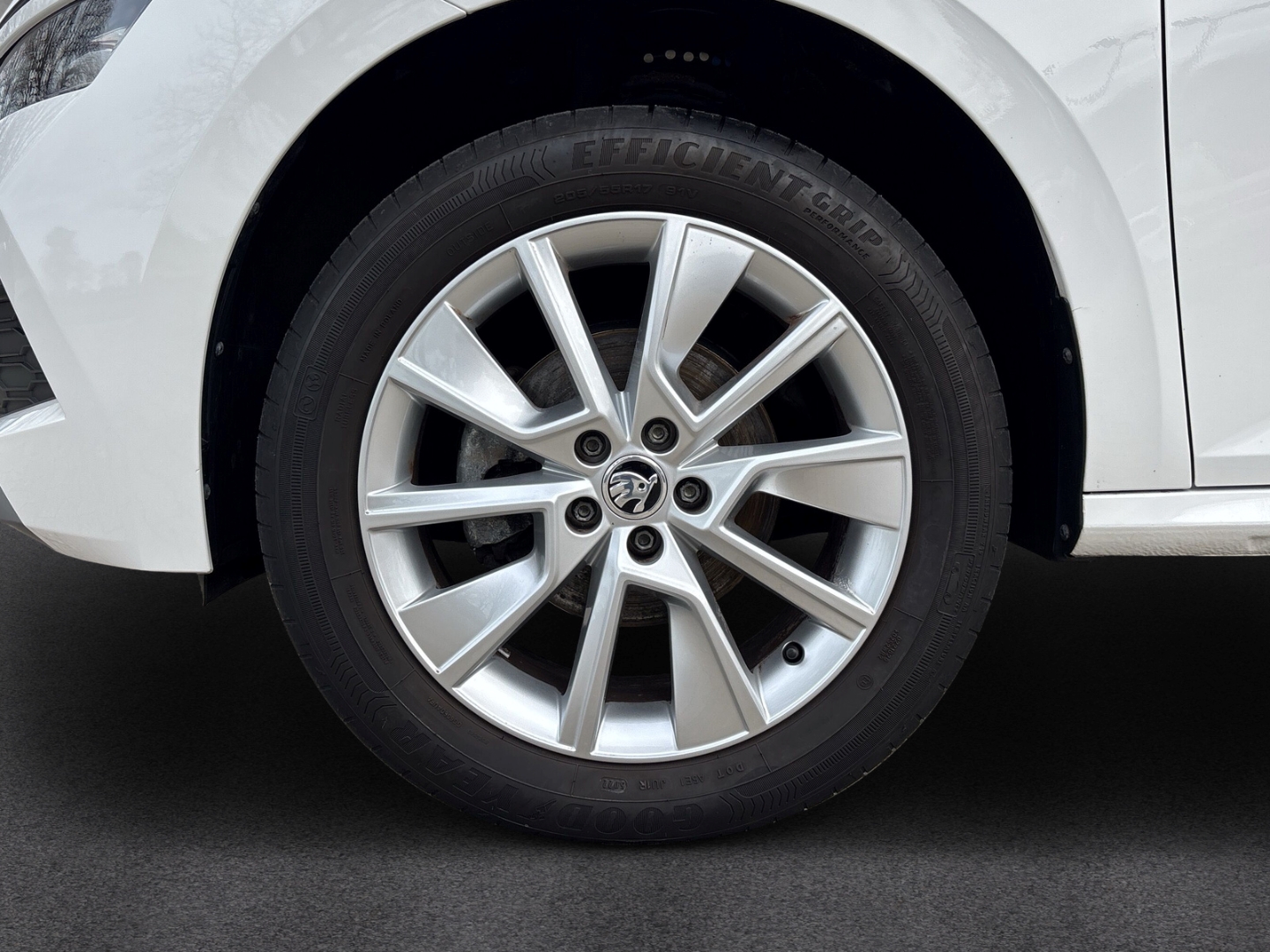 Fahrzeugabbildung SKODA Kamiq Ambition 1.0 TSI TOUR Klima SZH PDC LM17