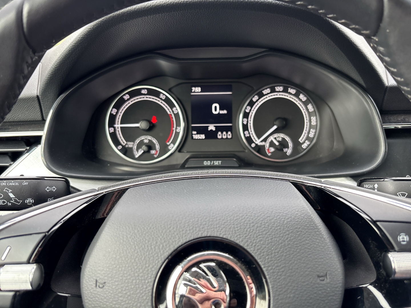 Fahrzeugabbildung SKODA Kamiq Ambition 1.0 TSI TOUR Klima SZH PDC LM17