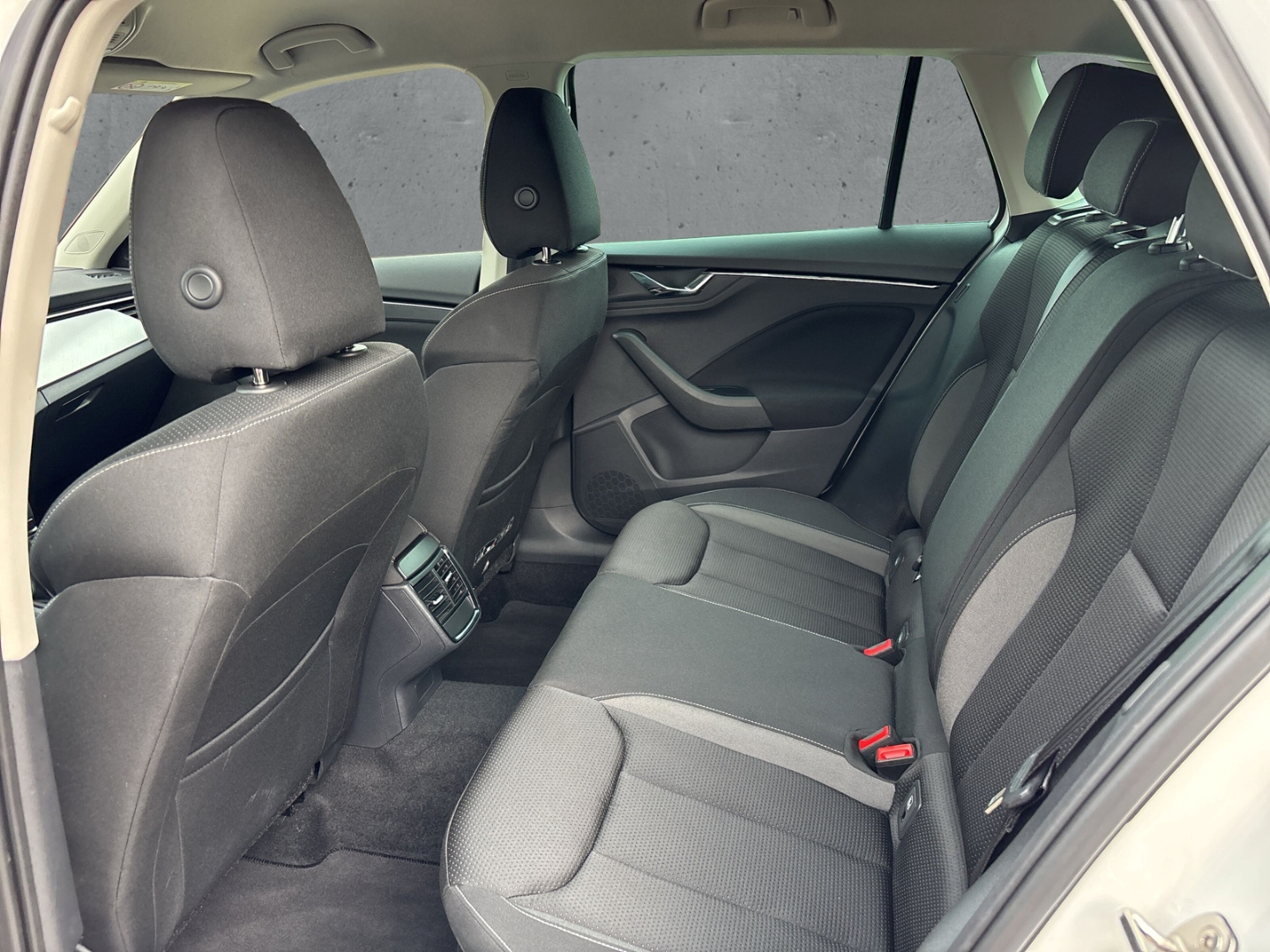 Fahrzeugabbildung SKODA Kamiq Ambition 1.0 TSI TOUR Klima SZH PDC LM17