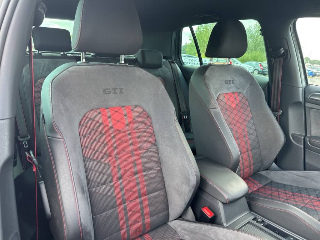 Fahrzeugabbildung Volkswagen Golf VII GTI TCR 2-Zonen-Klimaaut. LED Sportsitz