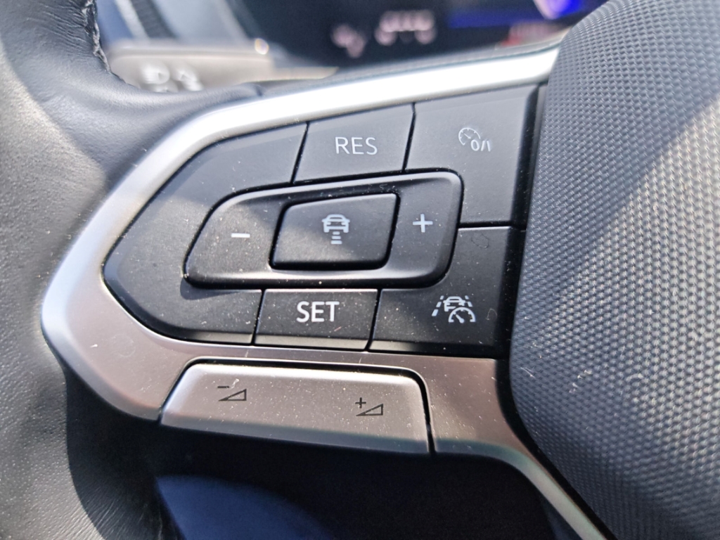 Fahrzeugabbildung Volkswagen T-Cross 1.0 TSI DSG Life LED IQ Drive SHZ LM17