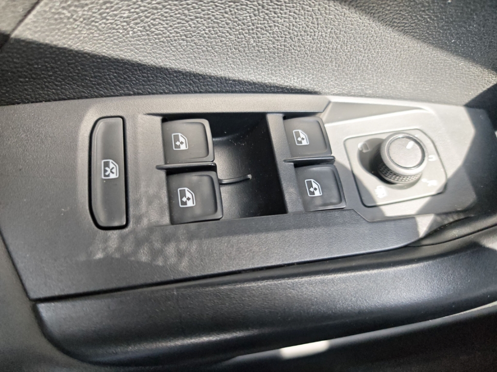 Fahrzeugabbildung Volkswagen T-Cross 1.0 TSI DSG Life LED IQ Drive SHZ LM17
