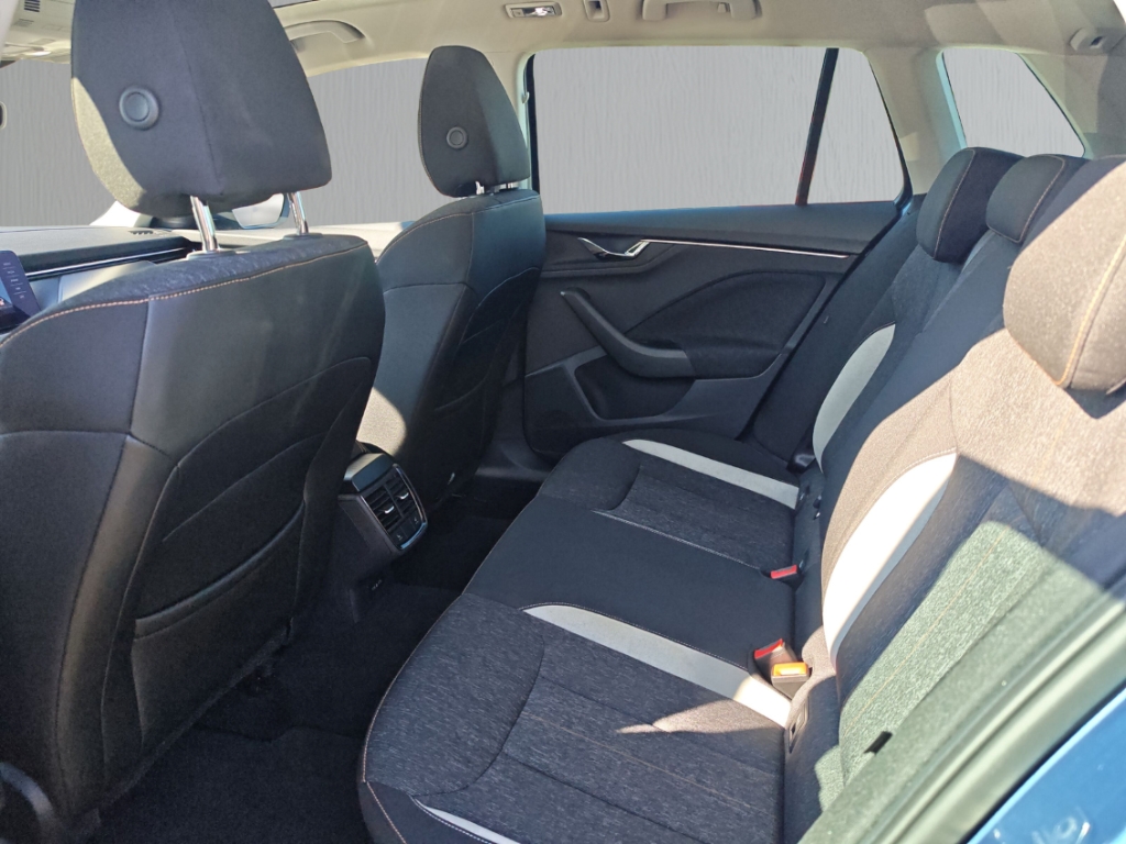 Fahrzeugabbildung SKODA Kamiq 1.0 TSI Style Navi Pano LED SHZ v+h R-Kam