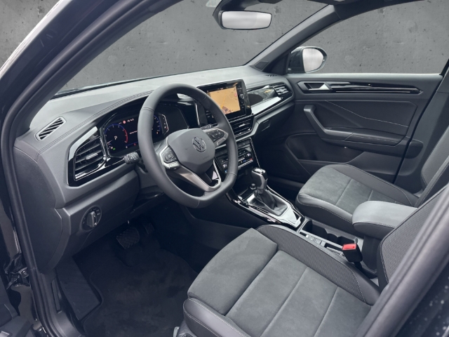 Fahrzeugabbildung Volkswagen T-Roc EU6e 1.5 TSI DSG Style LED Navi AHK Kamera Blac