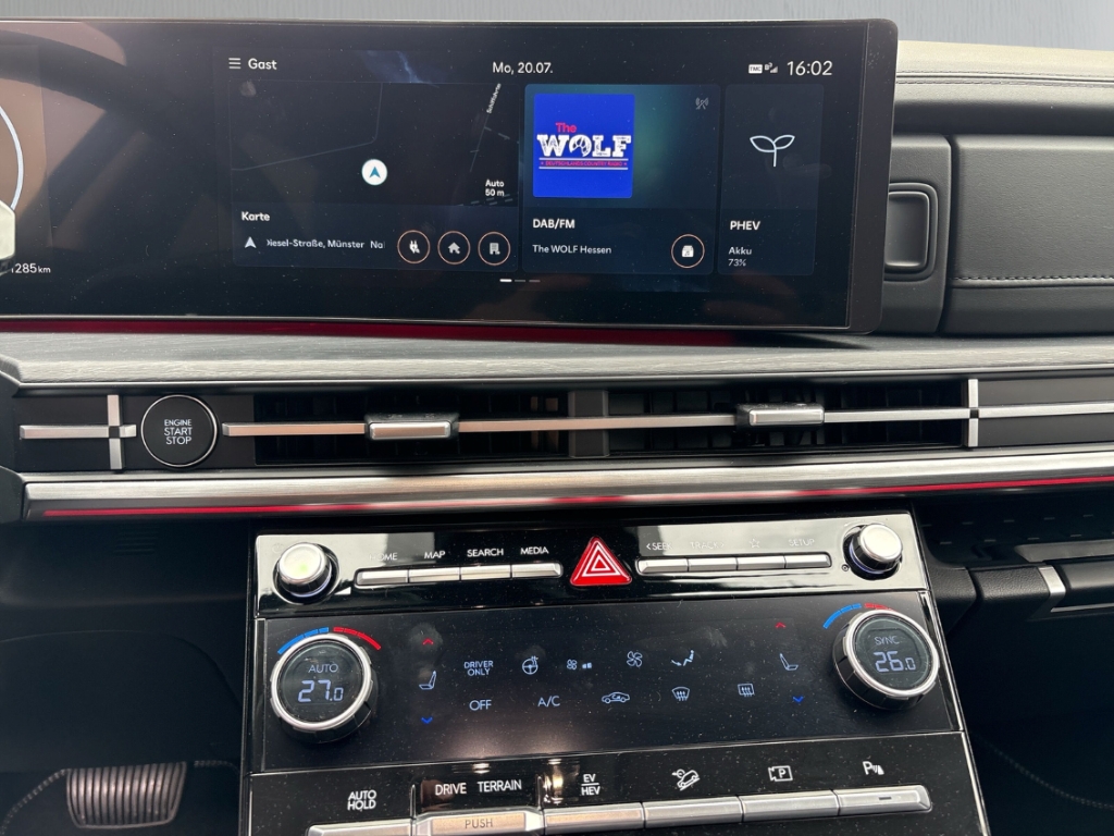 Fahrzeugabbildung Hyundai SANTA FE PHEV MY25 1.6 AT 4WD Signature Komf.P Tech.P AHK 5-Sitz Navi Leder Digi Cockpit