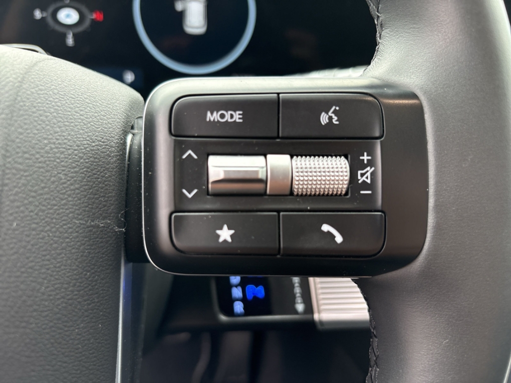 Fahrzeugabbildung Hyundai SANTA FE PHEV MY25 1.6 AT 4WD Signature Komf.P Tech.P AHK 5-Sitz Navi Leder Digi Cockpit