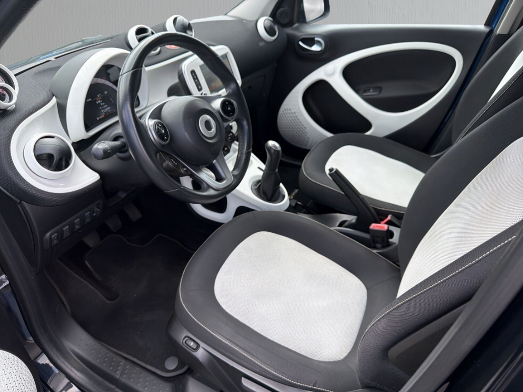 Fahrzeugabbildung Smart forfour 1.0 passion PDC hi SHZ Klima AUX Bluetoo