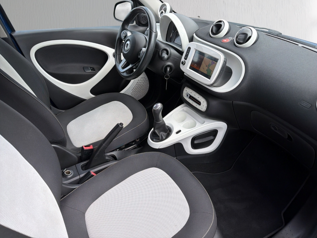 Fahrzeugabbildung Smart forfour 1.0 passion PDC hi SHZ Klima AUX Bluetoo