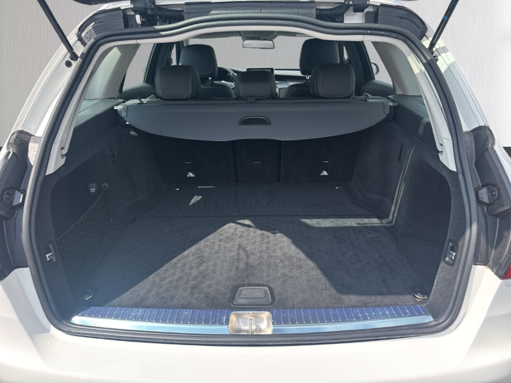 Fahrzeugabbildung Mercedes-Benz C 180 AVANTGARDE AHK LED LEDER NAV KLIM SHZ AMBI
