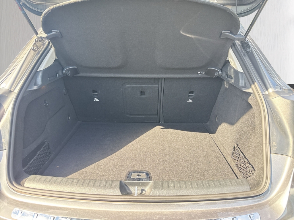 Fahrzeugabbildung Mercedes-Benz GLA 180 Progressive Urban AHK NAV SHZ RFK LED PDC