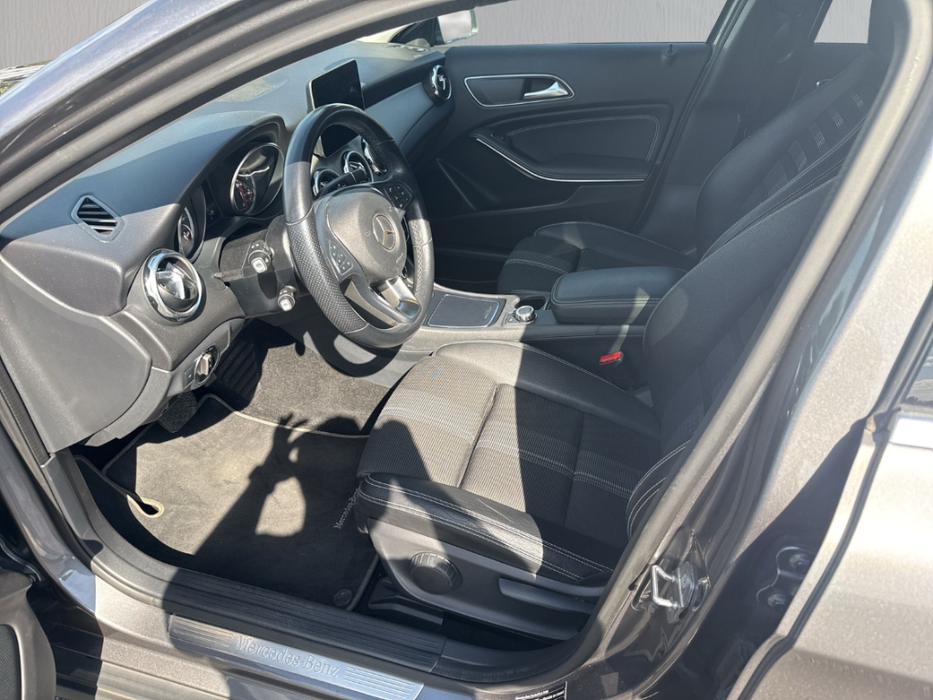 Fahrzeugabbildung Mercedes-Benz GLA 180 Progressive Urban AHK NAV SHZ RFK LED PDC