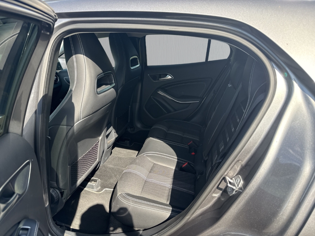 Fahrzeugabbildung Mercedes-Benz GLA 180 Progressive Urban AHK NAV SHZ RFK LED PDC