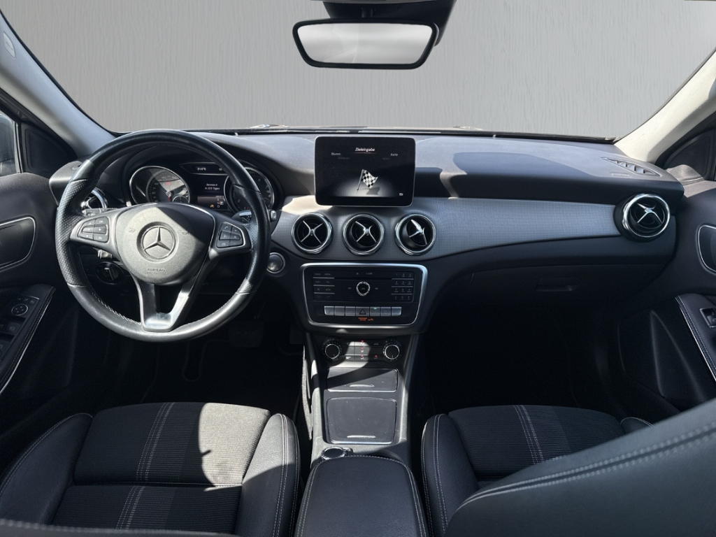 Fahrzeugabbildung Mercedes-Benz GLA 180 Progressive Urban AHK NAV SHZ RFK LED PDC