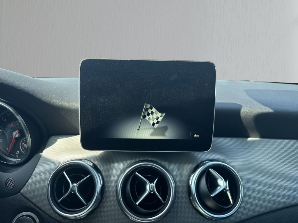 Fahrzeugabbildung Mercedes-Benz GLA 180 Progressive Urban AHK NAV SHZ RFK LED PDC