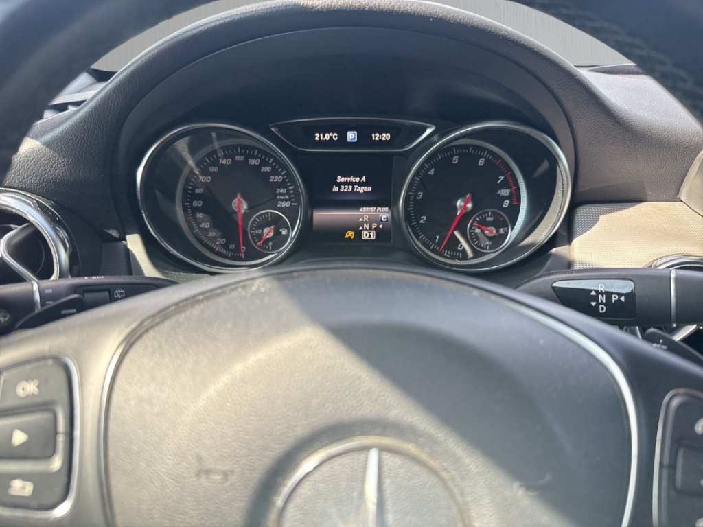 Fahrzeugabbildung Mercedes-Benz GLA 180 Progressive Urban AHK NAV SHZ RFK LED PDC