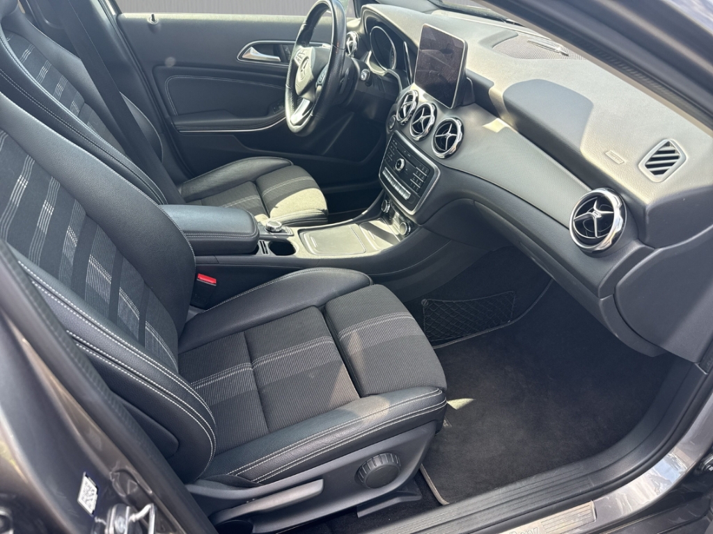 Fahrzeugabbildung Mercedes-Benz GLA 180 Progressive Urban AHK NAV SHZ RFK LED PDC