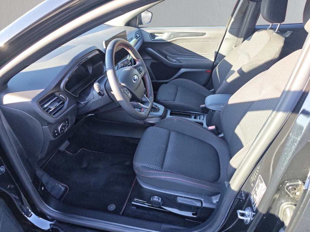 Fahrzeugabbildung Ford Focus Turnier 1.0 ST Line AHK HUD ACC RFK SHZ