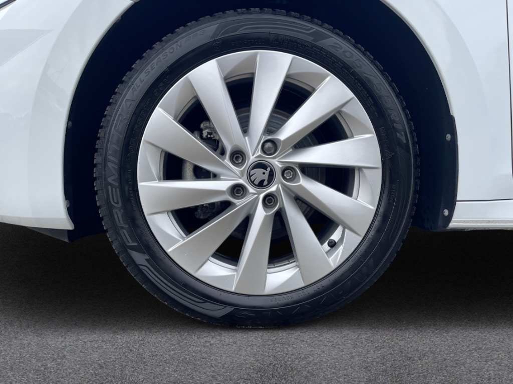 Fahrzeugabbildung SKODA Octavia Combi 1.5eTSI DSG Selec AHK LED SHZ Nav ACC SunSet AreaView