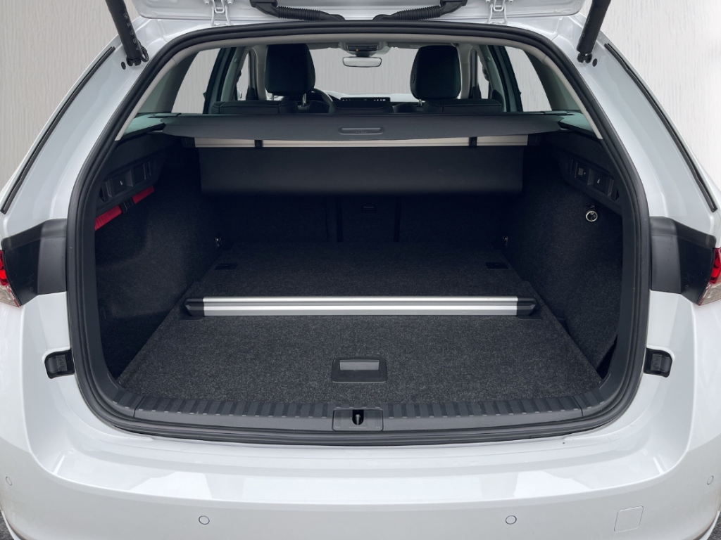 Fahrzeugabbildung SKODA Octavia Combi 1.5eTSI DSG Selec AHK LED SHZ Nav ACC SunSet AreaView