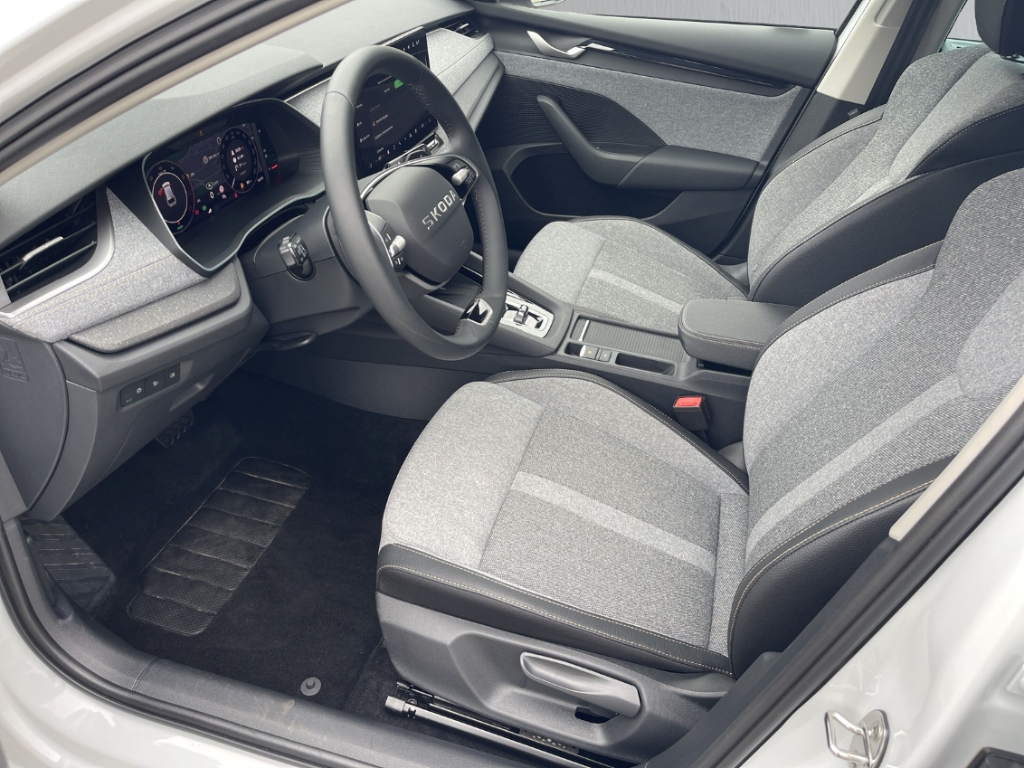 Fahrzeugabbildung SKODA Octavia Combi 1.5eTSI DSG Selec AHK LED SHZ Nav ACC SunSet AreaView