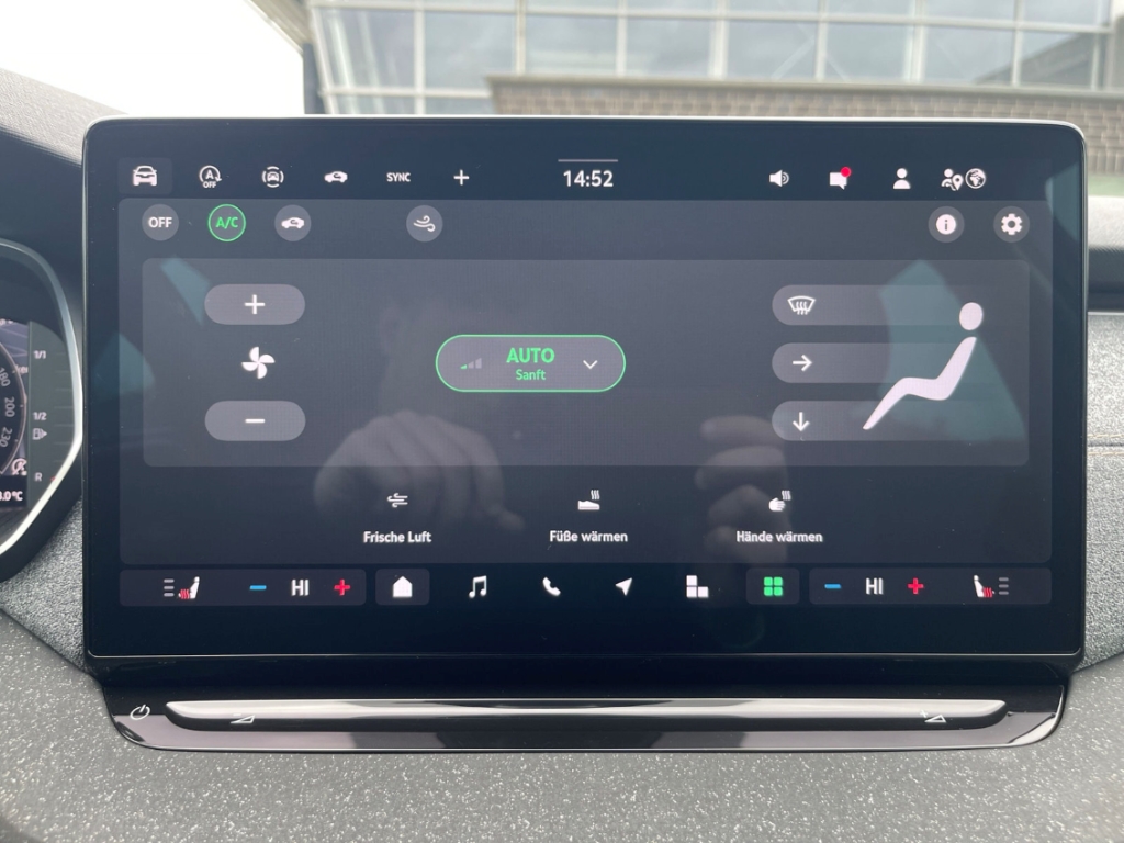 Fahrzeugabbildung SKODA Octavia Combi 1.5eTSI DSG Selec AHK LED SHZ Nav ACC SunSet AreaView