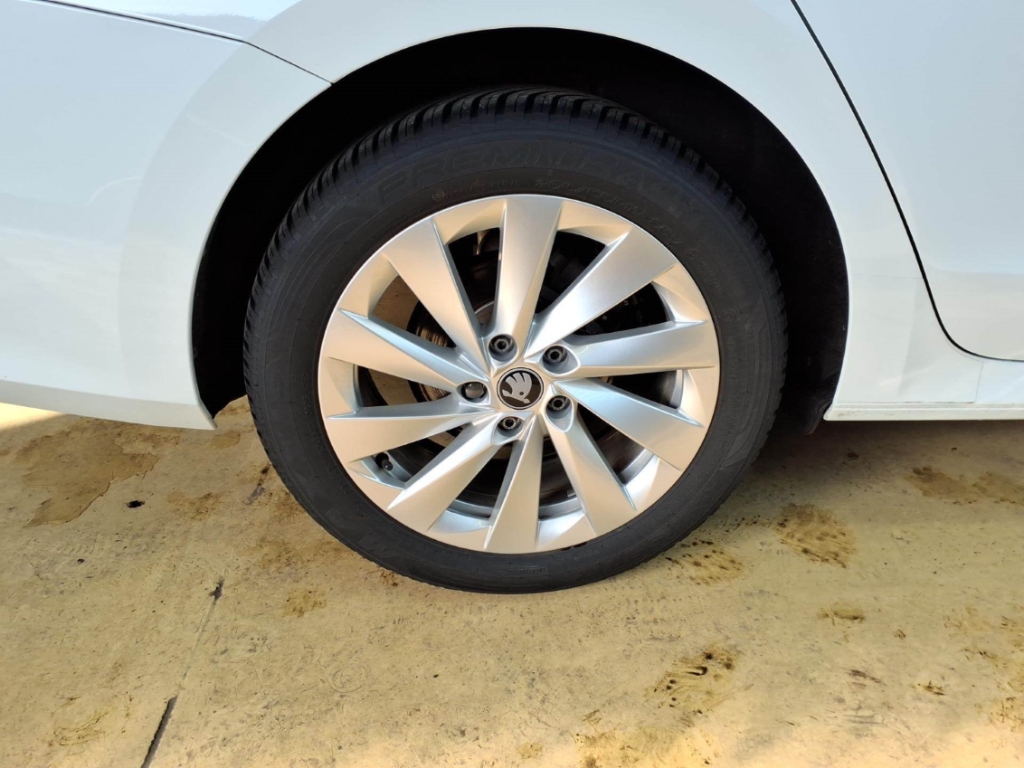 Fahrzeugabbildung SKODA Octavia Combi 1.5eTSI DSG Selec AHK LED SHZ Nav ACC SunSet AreaView