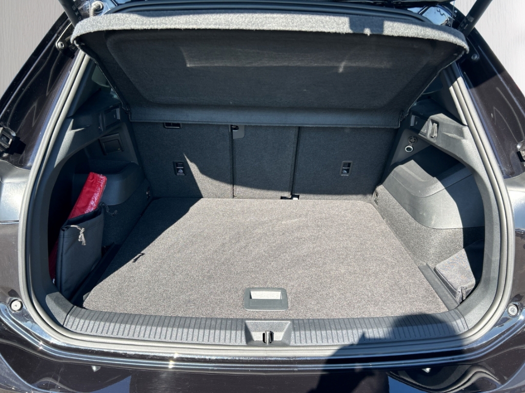 Fahrzeugabbildung Volkswagen Tiguan 2.0 TDI 4Motion R-Line ACC PDCv+h SHZ AHK LED