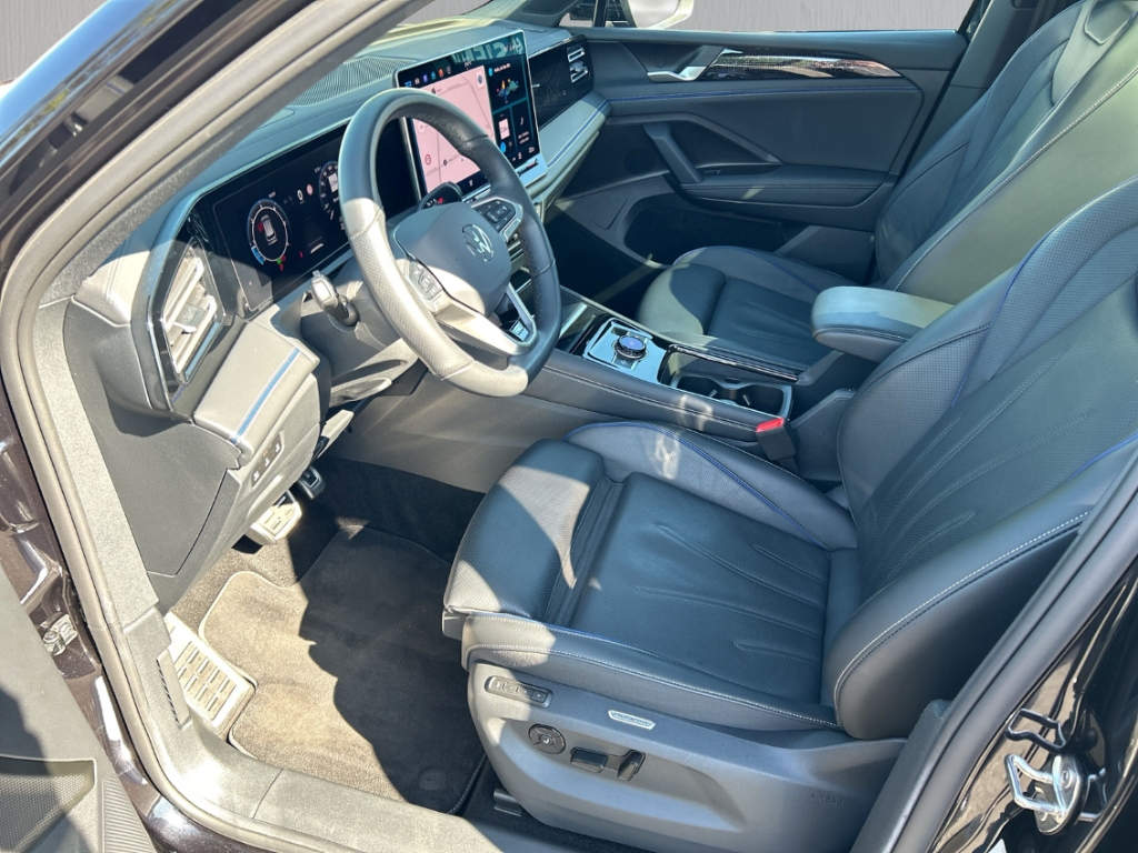 Fahrzeugabbildung Volkswagen Tiguan 2.0 TDI 4Motion R-Line ACC PDCv+h SHZ AHK LED