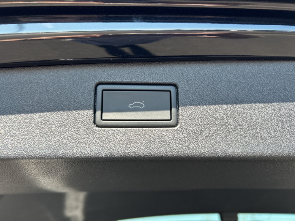 Fahrzeugabbildung Volkswagen Tiguan 2.0 TDI 4Motion R-Line ACC PDCv+h SHZ AHK LED