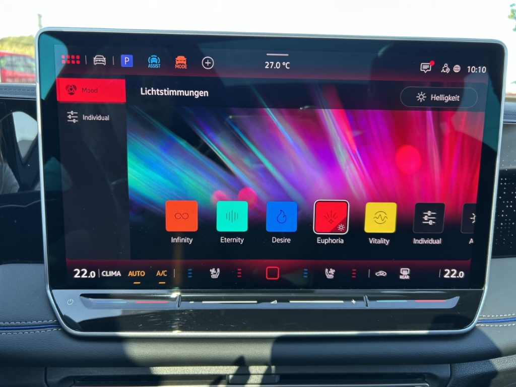 Fahrzeugabbildung Volkswagen Tiguan 2.0 TDI 4Motion R-Line ACC PDCv+h SHZ AHK LED