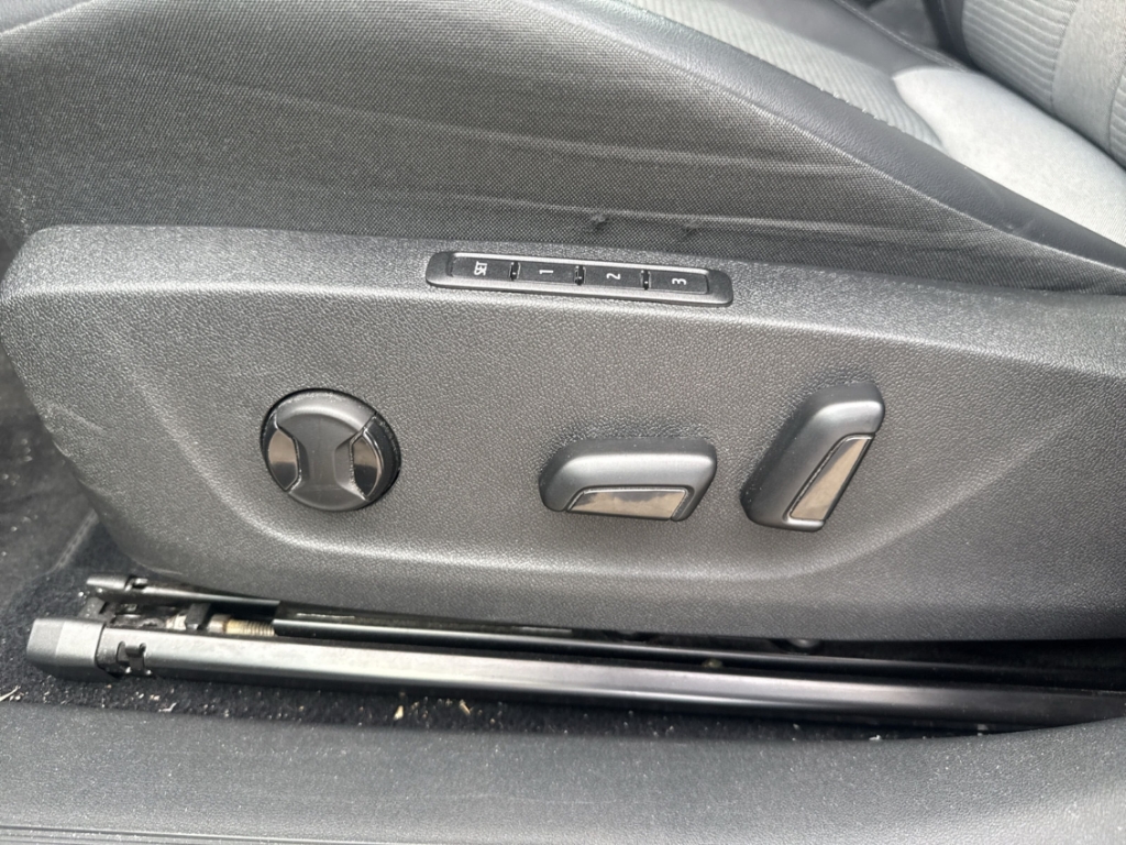 Fahrzeugabbildung SKODA Enyaq iV 60 Loft AHK Pano Navi ACC SHZ LHZ R-Kam