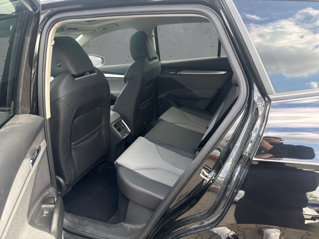 Fahrzeugabbildung SKODA Enyaq iV 60 Loft AHK Pano Navi ACC SHZ LHZ R-Kam