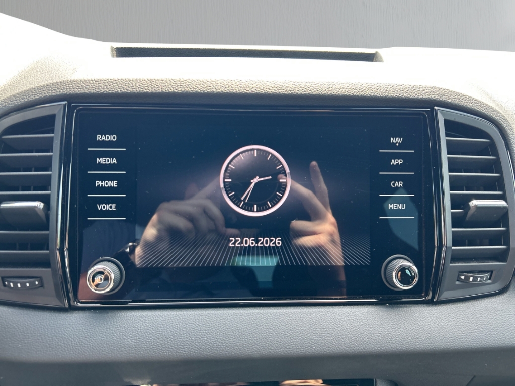 Fahrzeugabbildung SKODA Karoq 1.5 TSI 7-DSG Sportline 19LM el.Heckklappe Kamera LED Keyless Sitzheizung