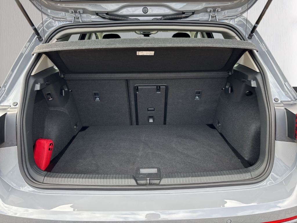 Fahrzeugabbildung Volkswagen Golf 1.5 TSI Life Goal AHK LED+ Navi ACC SHZ LHZ