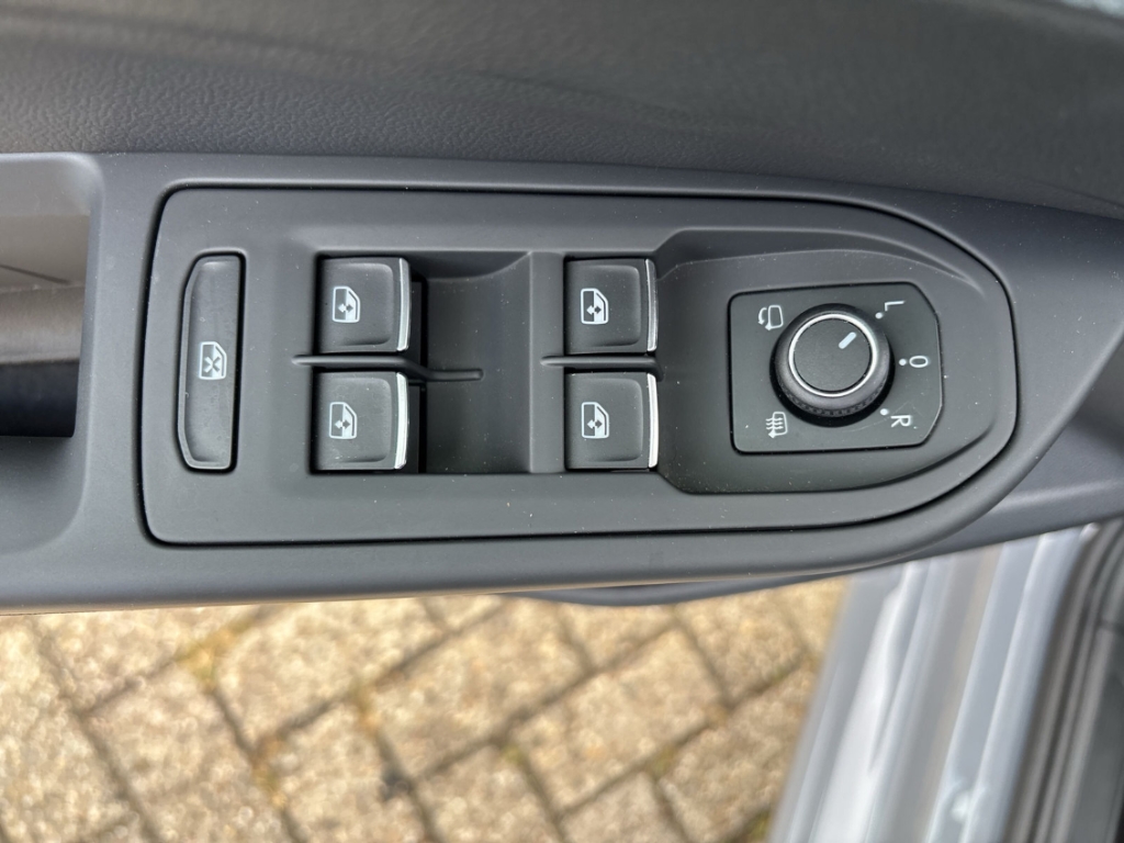 Fahrzeugabbildung Volkswagen Golf 1.5 TSI Life Goal AHK LED+ Navi ACC SHZ LHZ
