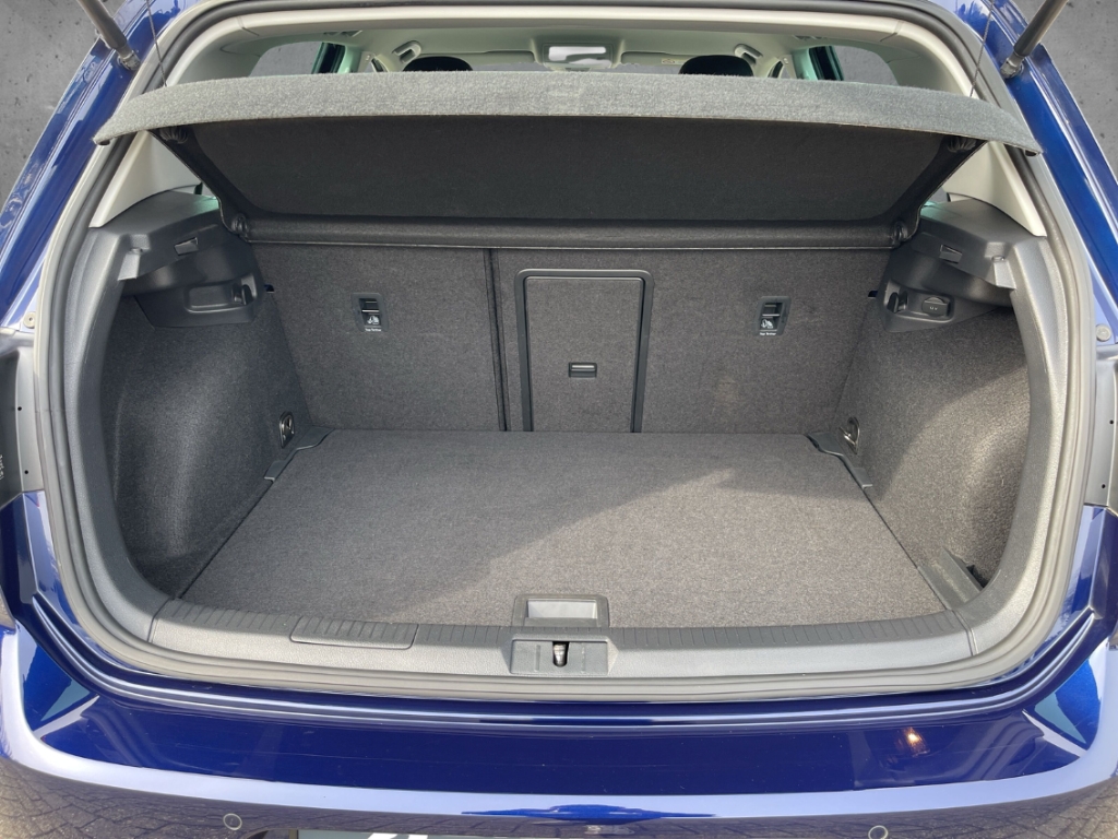 Fahrzeugabbildung Volkswagen Golf VII 1.5 TSI IQ-Drive Automatik Sitzheizung