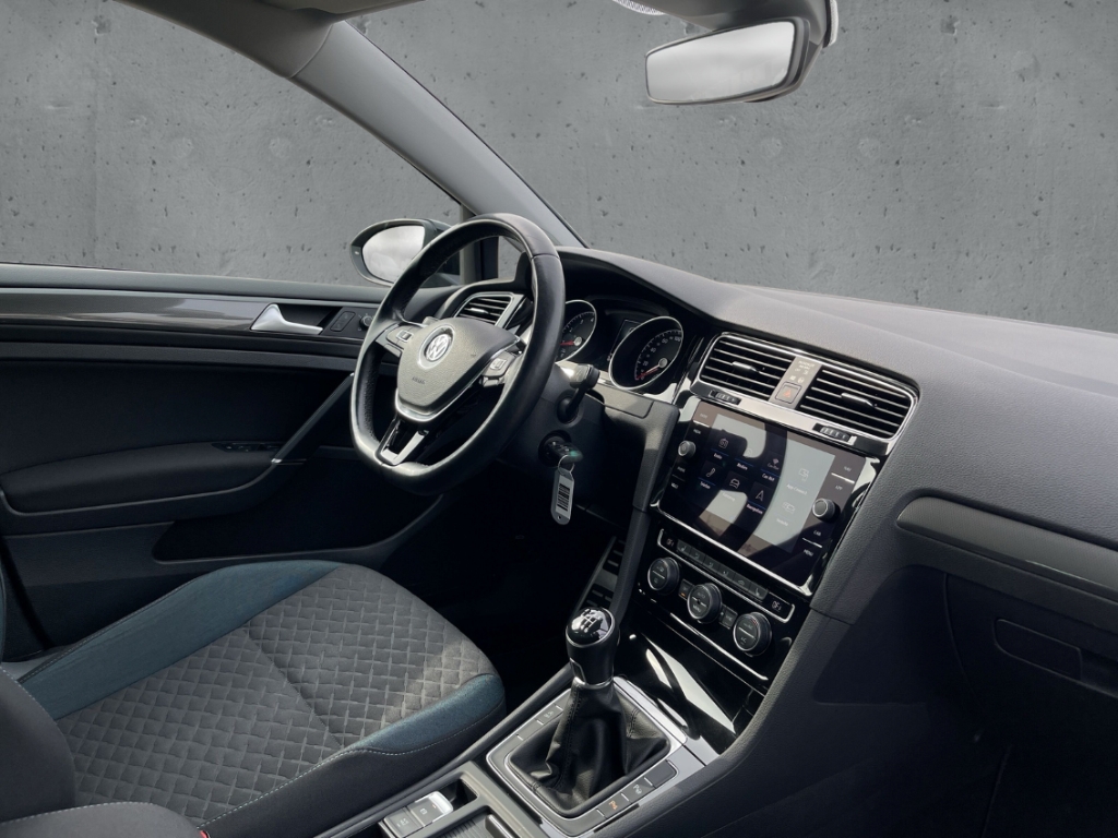 Fahrzeugabbildung Volkswagen Golf VII 1.5 TSI IQ-Drive Automatik Sitzheizung