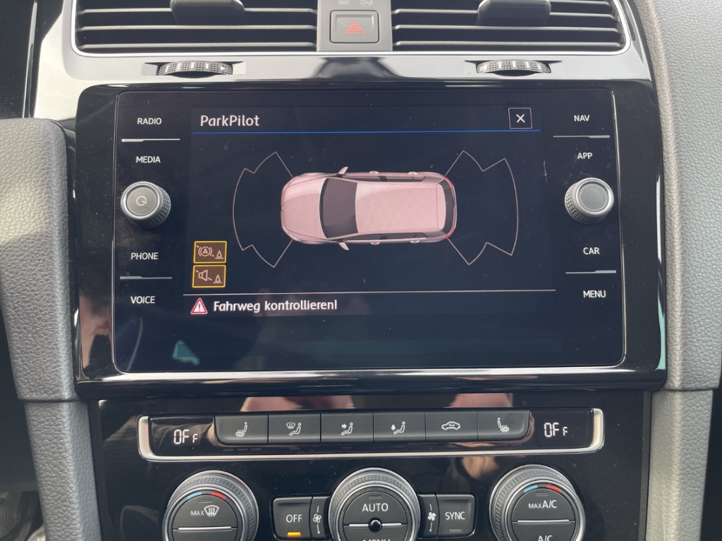 Fahrzeugabbildung Volkswagen Golf VII 1.5 TSI IQ-Drive Automatik Sitzheizung