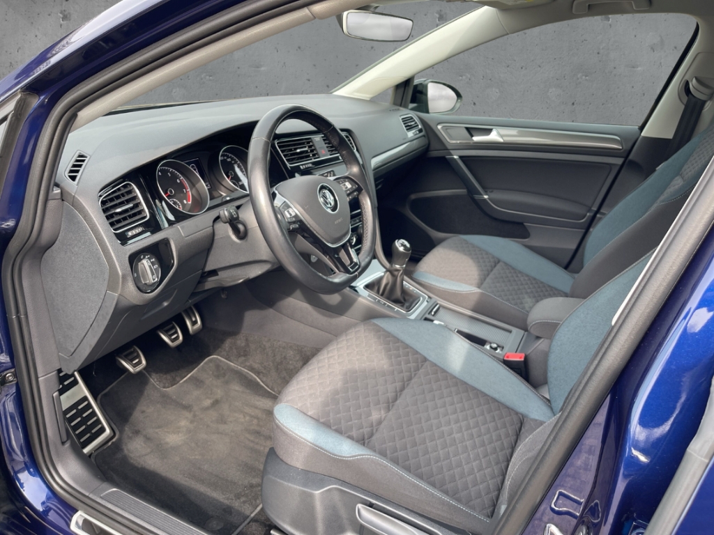 Fahrzeugabbildung Volkswagen Golf VII 1.5 TSI IQ-Drive Automatik Sitzheizung