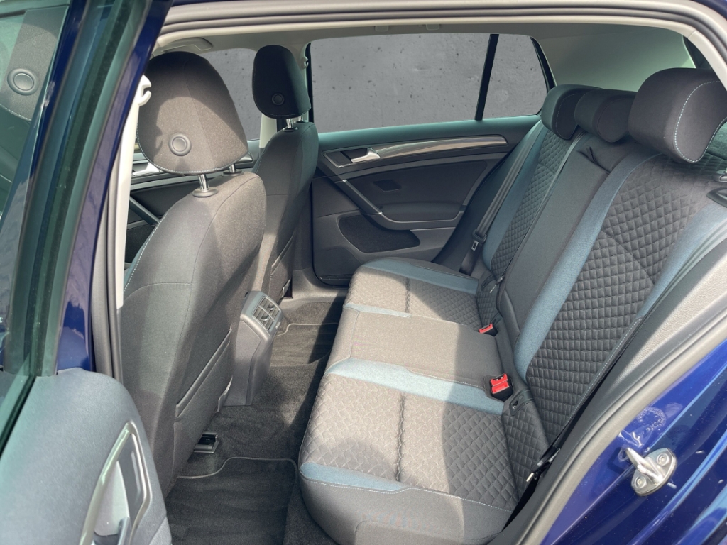 Fahrzeugabbildung Volkswagen Golf VII 1.5 TSI IQ-Drive Automatik Sitzheizung