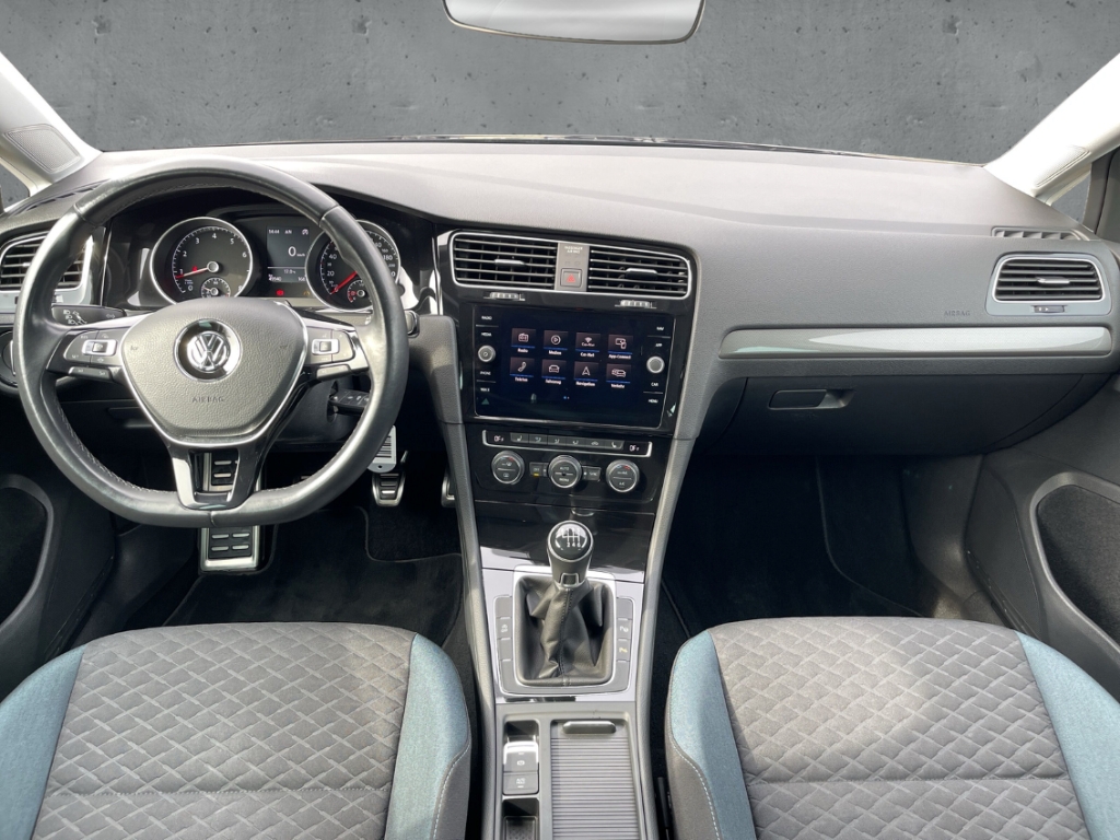 Fahrzeugabbildung Volkswagen Golf VII 1.5 TSI IQ-Drive Automatik Sitzheizung